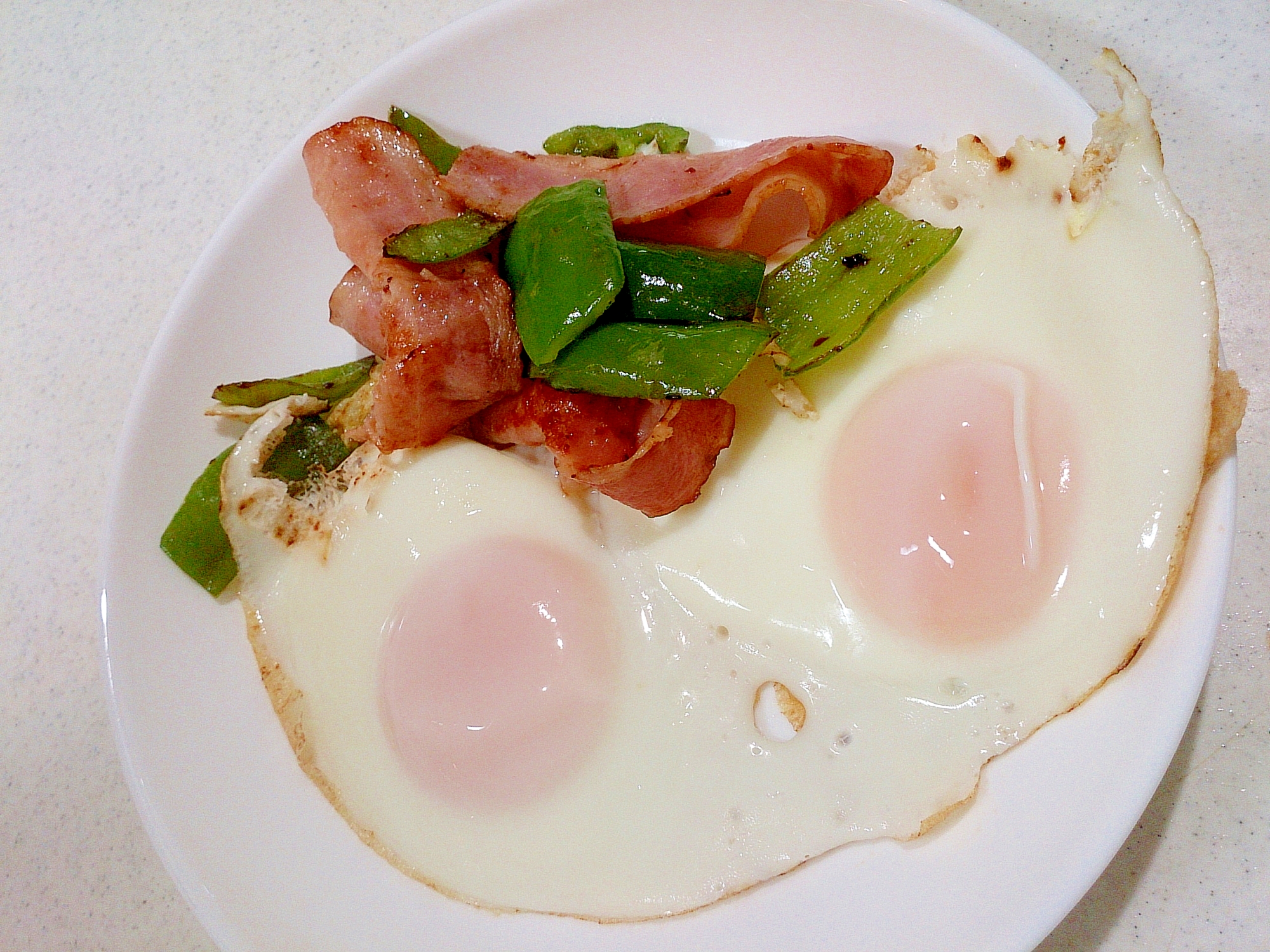 ピーマンとハーフベーコンの目玉焼き