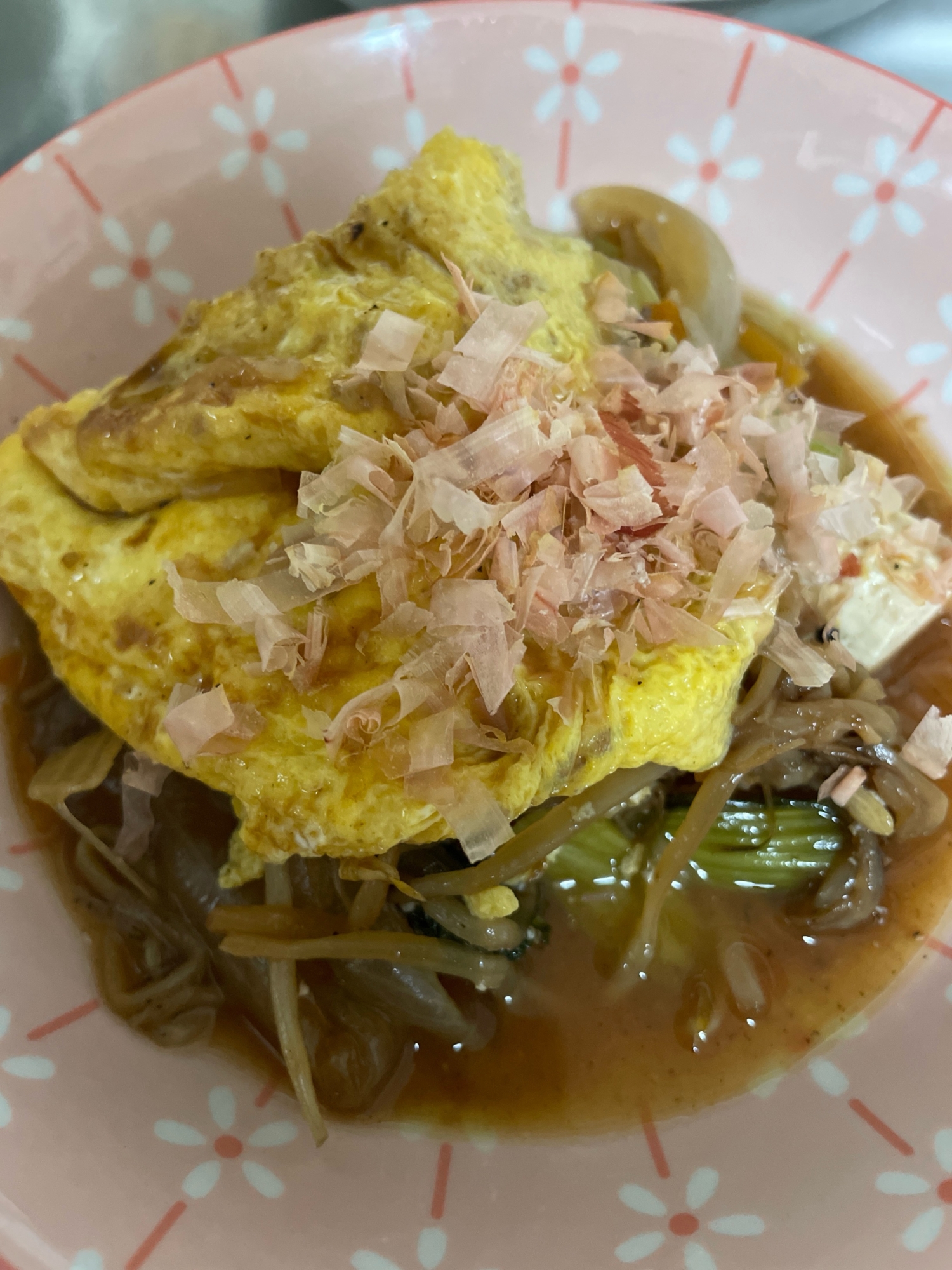 もやし小松菜玉ねぎ卵乗せ炒め