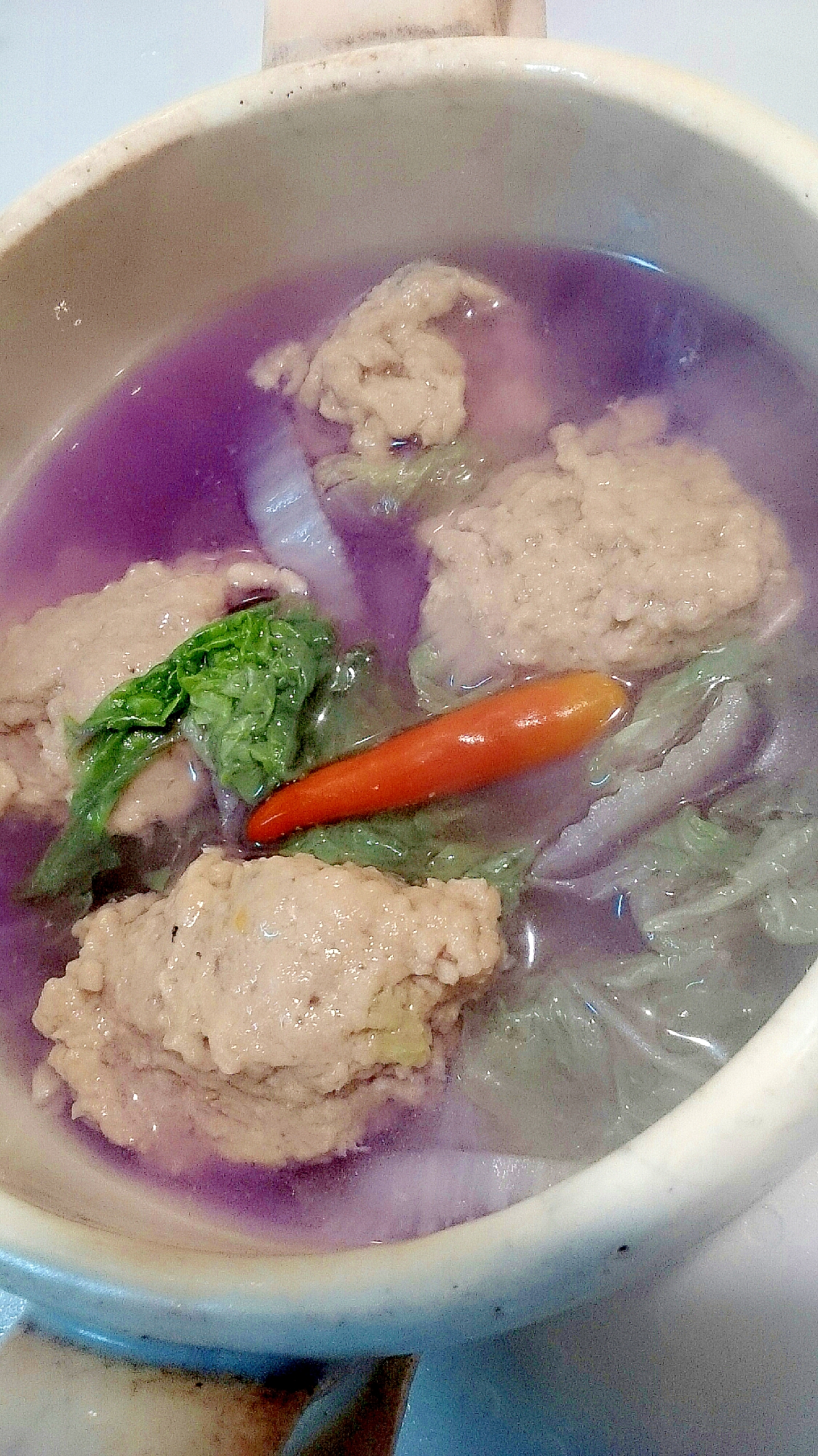 紫白菜で♪いわし団子の紫スープ