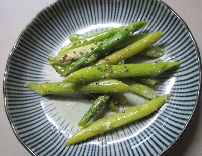 マヨネーズで炒めてるので、油が要らなく、
塩コショウで味付け、
明日の弁当のおかずにします。ご馳走様