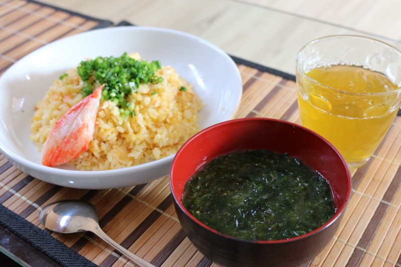 ウェイパーで味付け。蟹カマ炒飯！