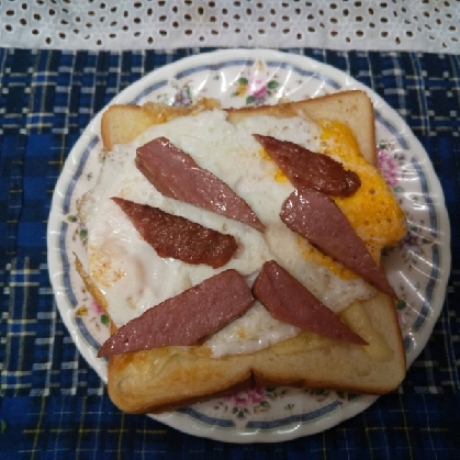 目玉焼きとベーコンのマヨトースト