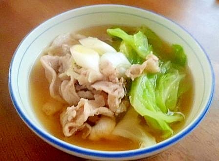 ラーメンスープの素で　豚こまとキャベツのスープ