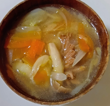 キャベツとしめじと人参と玉ねぎのコンソメスープ