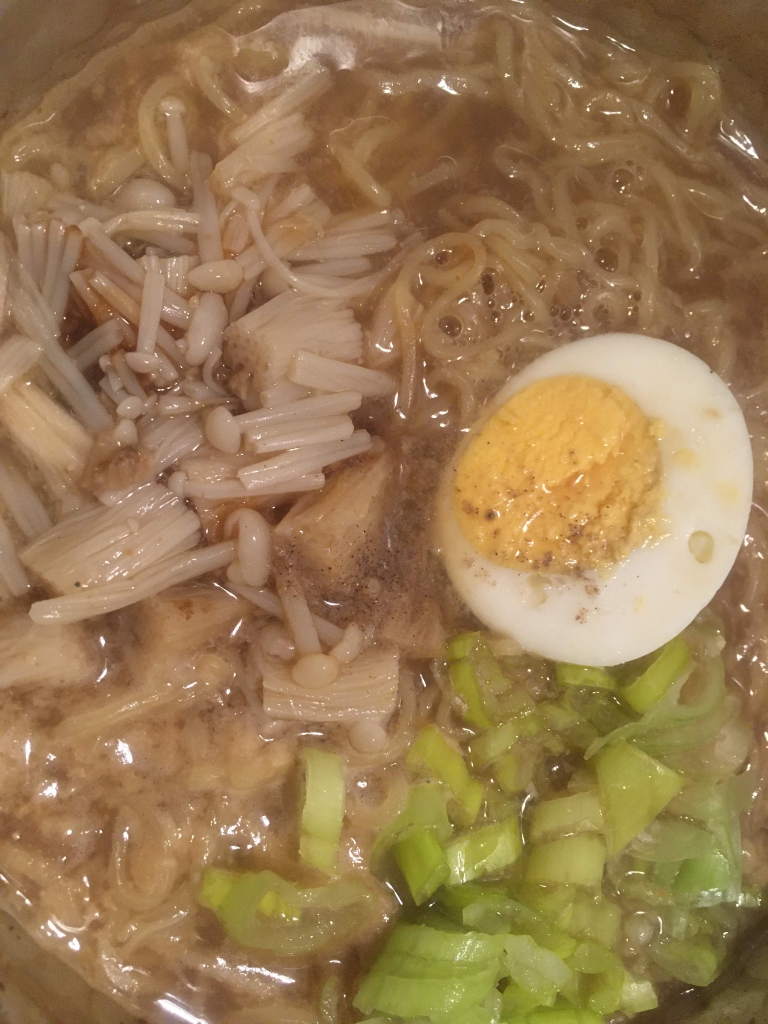 納豆のたれで、えのきの味噌ラーメン