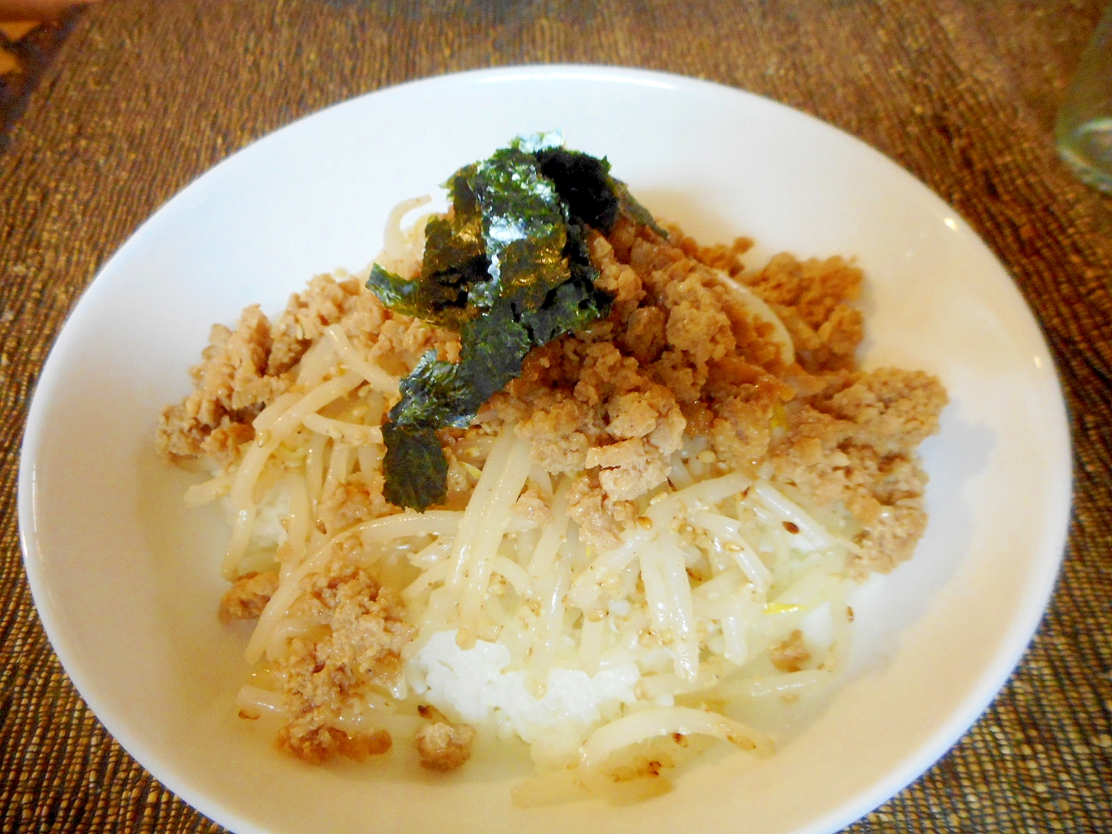 鶏そぼろとさっぱりもやしの丼