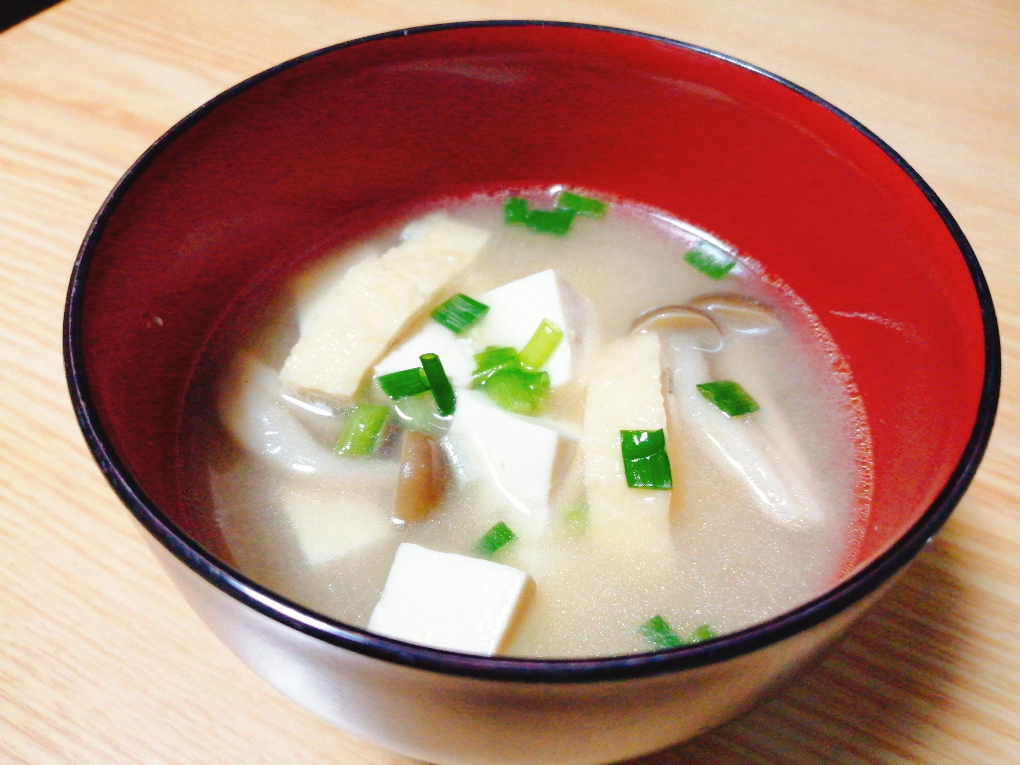 豆腐としめじと油揚げと小ねぎの味噌汁