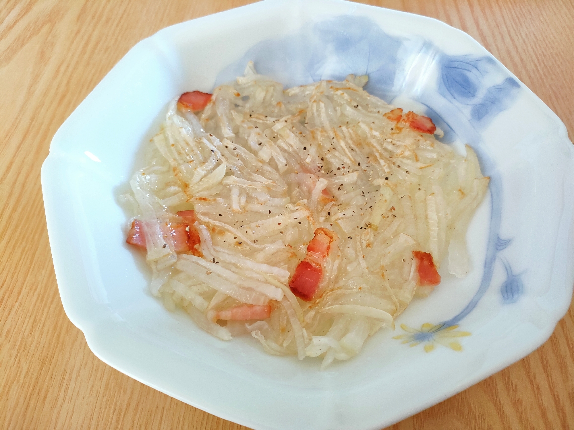 食感楽しい☆細切り大根とベーコンで大根焼き