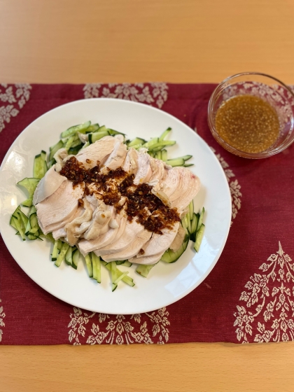 鶏胸肉がご馳走になりました　見た目も華やかなので来客時に出番が多くなりそうです　麻辣醤のコクのある辛さとタレが混ざると鷄がこんなに美味しくなるとは驚きました