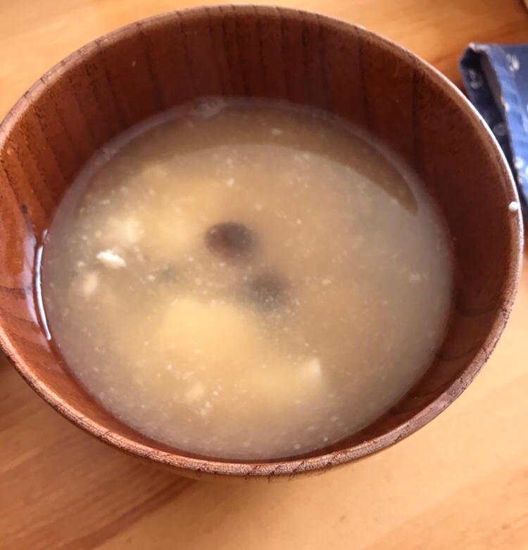 崩し絹豆腐としめじの味噌汁