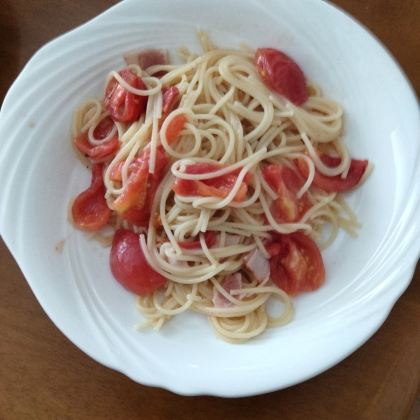 ズッキーニと豚コマとフレッシュトマトのパスタ。