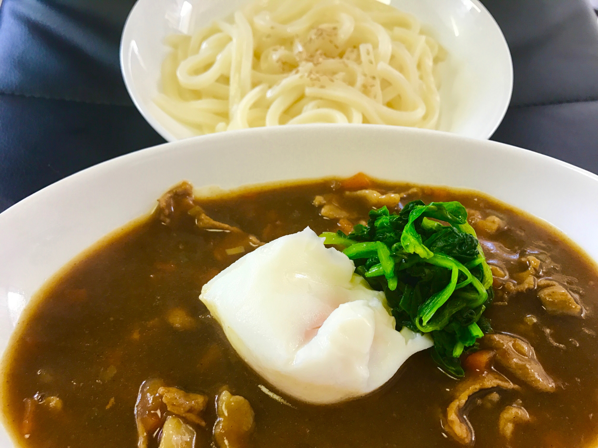 白い器に盛られた、カレーつけうどん