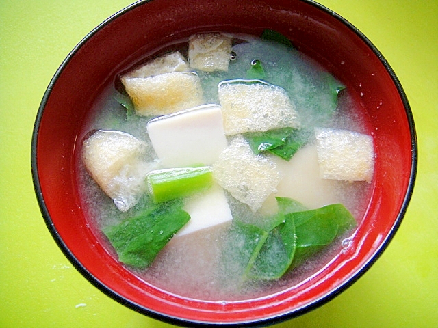 豆腐とつるむらさきの味噌汁