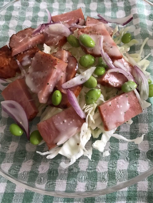 焼き豚とキャベツ、枝豆のシーザーサラダ風