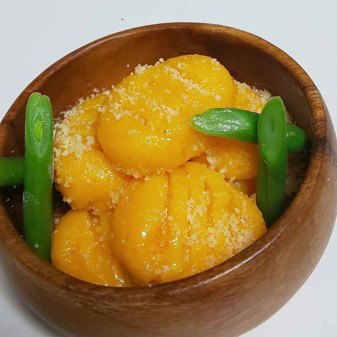 木の器に盛り付けられたバターナッツのニョッキ