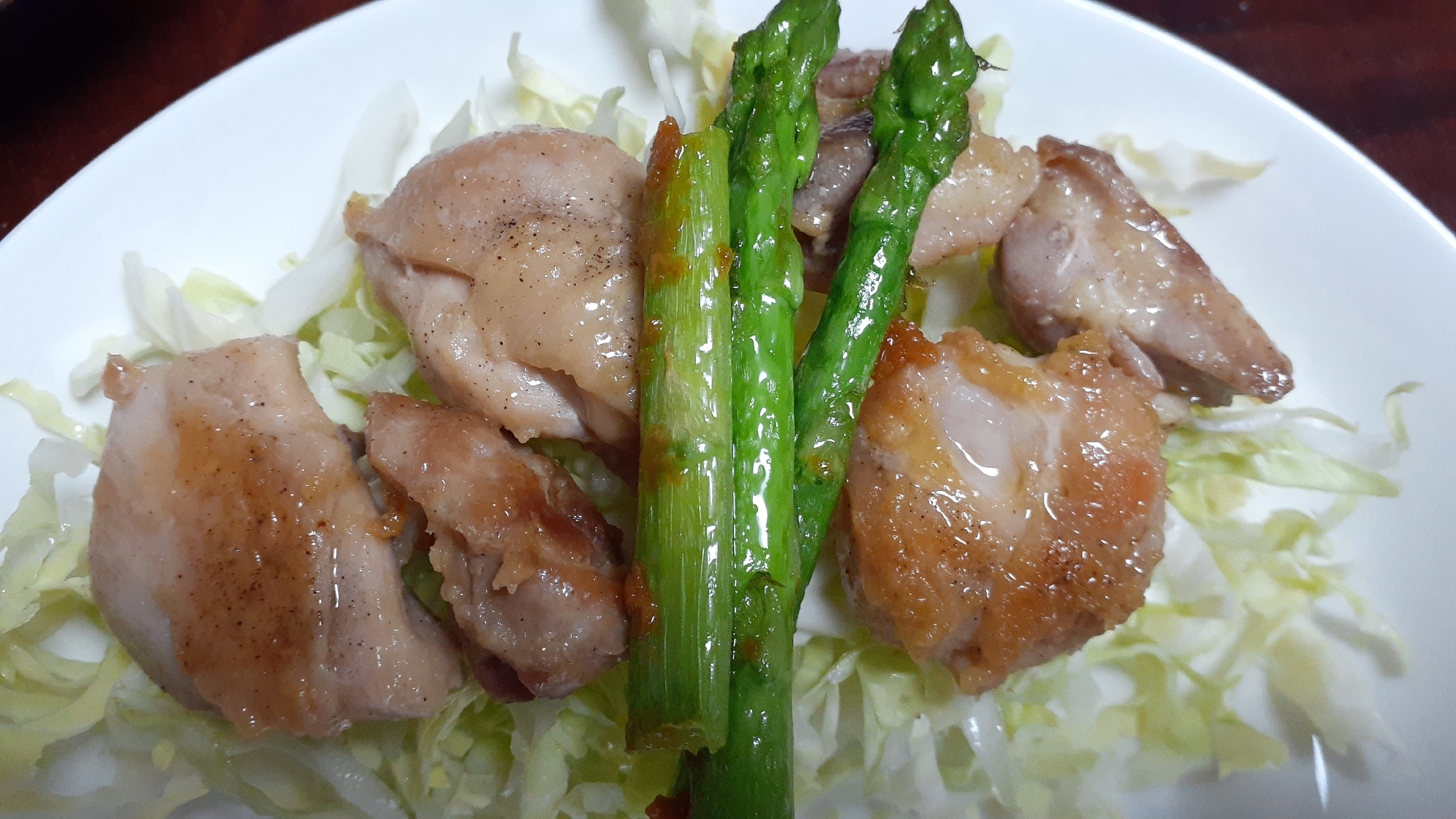 千切りキャベツと鶏ももとアスパラ焼きのせサラダ♪