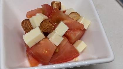 トマトとベビーチーズとアーモンドのサラダ