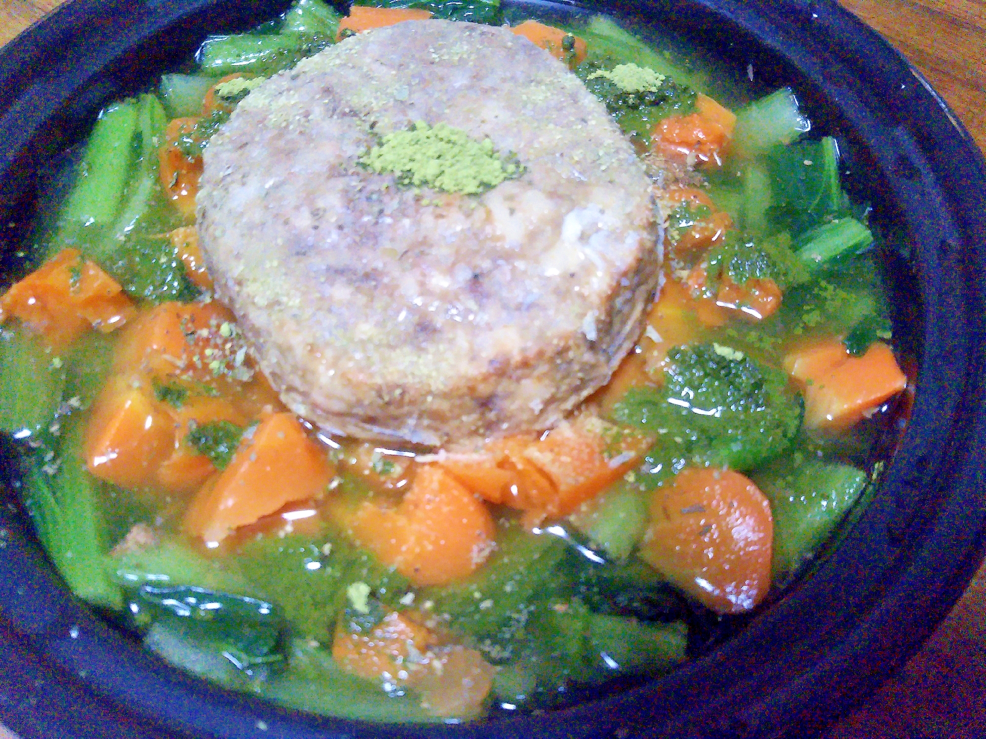 抹茶&野菜スープで頂くハンバーグ