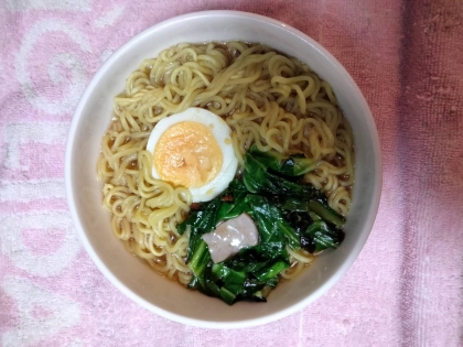 醤油ラーメン ゆで卵炒めたハム法蓮草しめじのせて