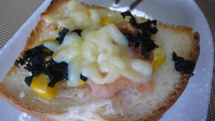 mimi2385ちゃん、今日の朝食に頂きました！明太子にしそわかめ（ソフトふりかけで代用）コーンをチーズがまとめてくれて美味しい！ごちそう様でした(#^.^#)