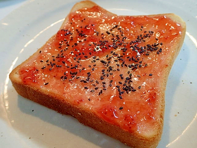 苺ジャムと黒胡麻のトースト