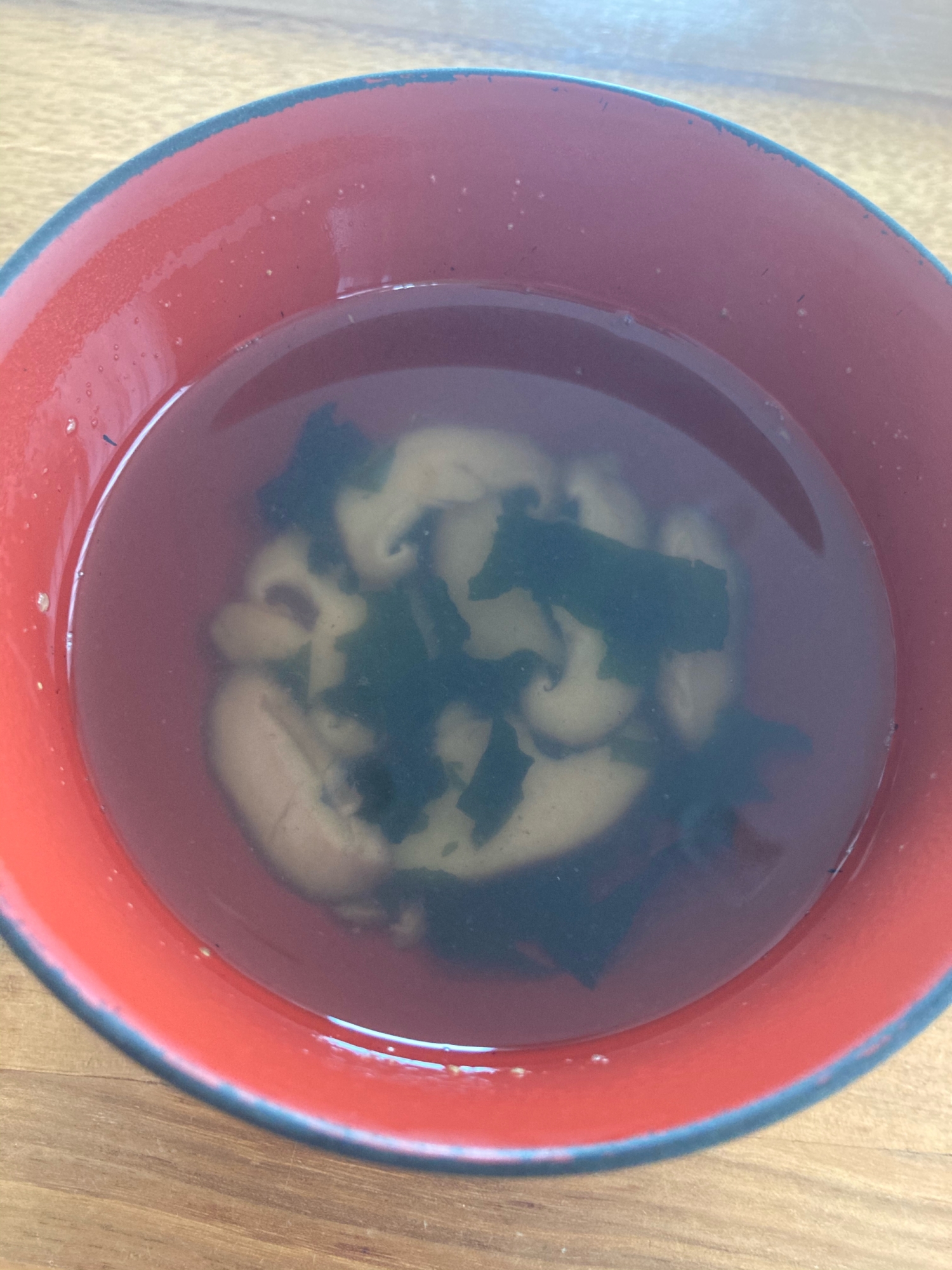 椎茸とわかめの醤油風味スープ