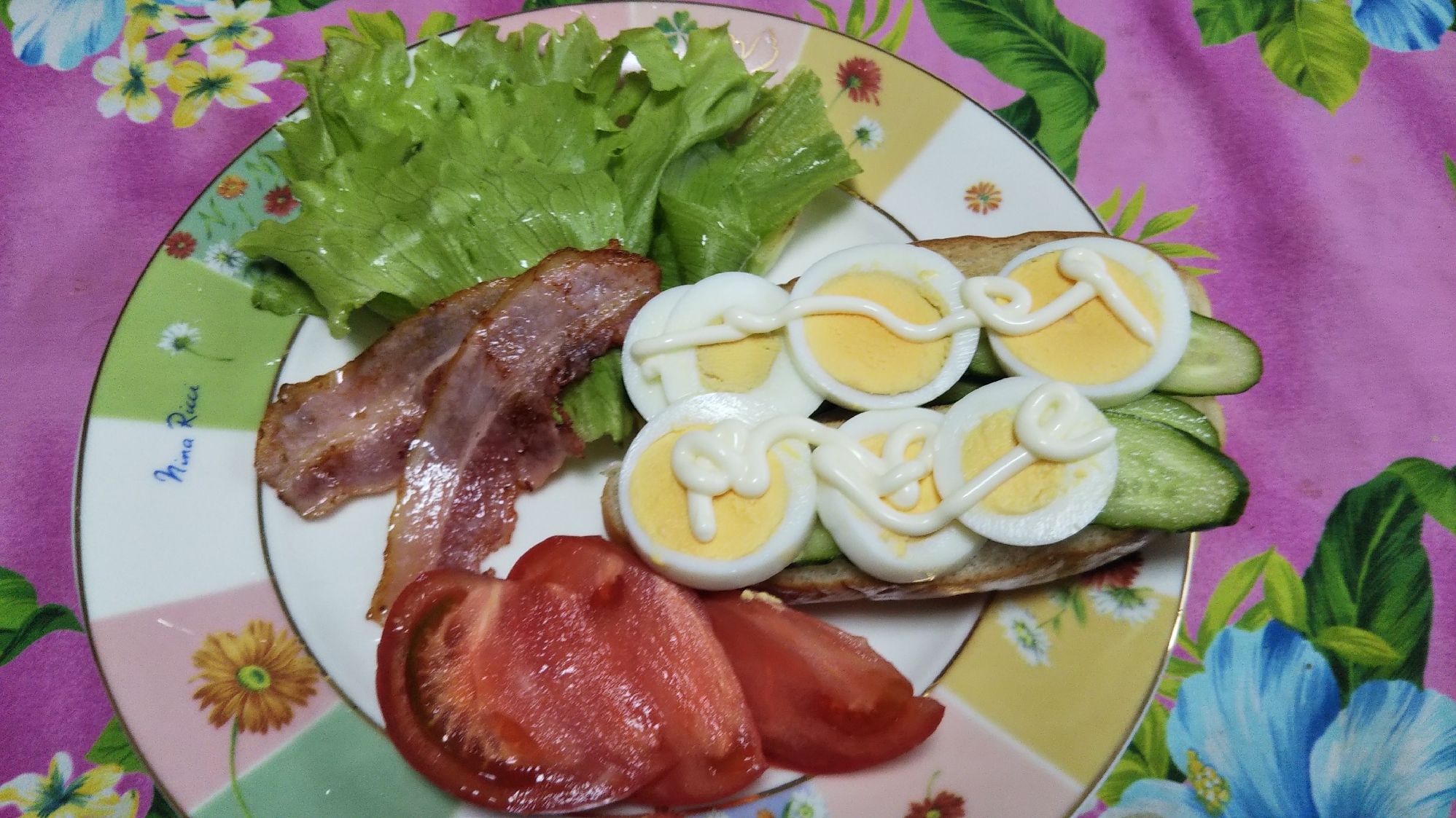 きゅうり茹で卵のせトーストとベーコンの朝食☆