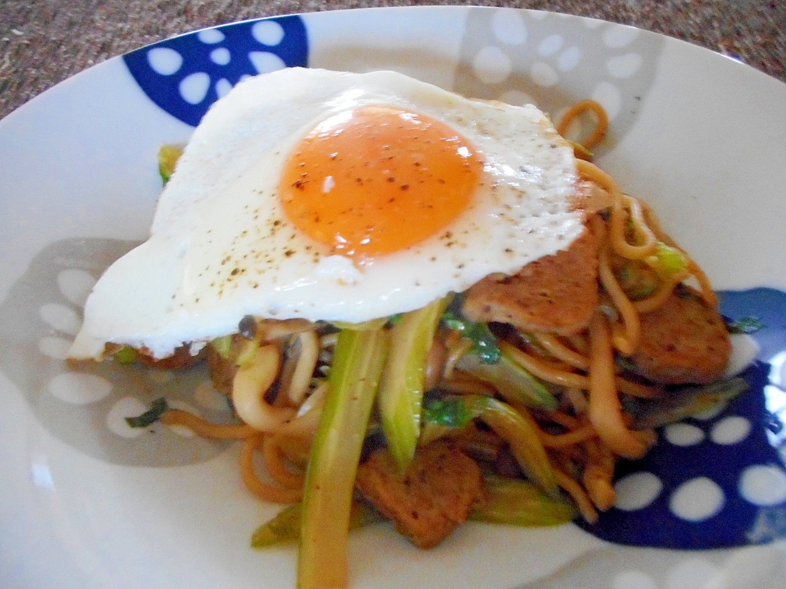 ソーセージとセロリのナンプラー焼きそば