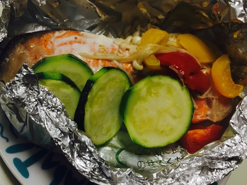 夏野菜と鮭のホイル包み焼き