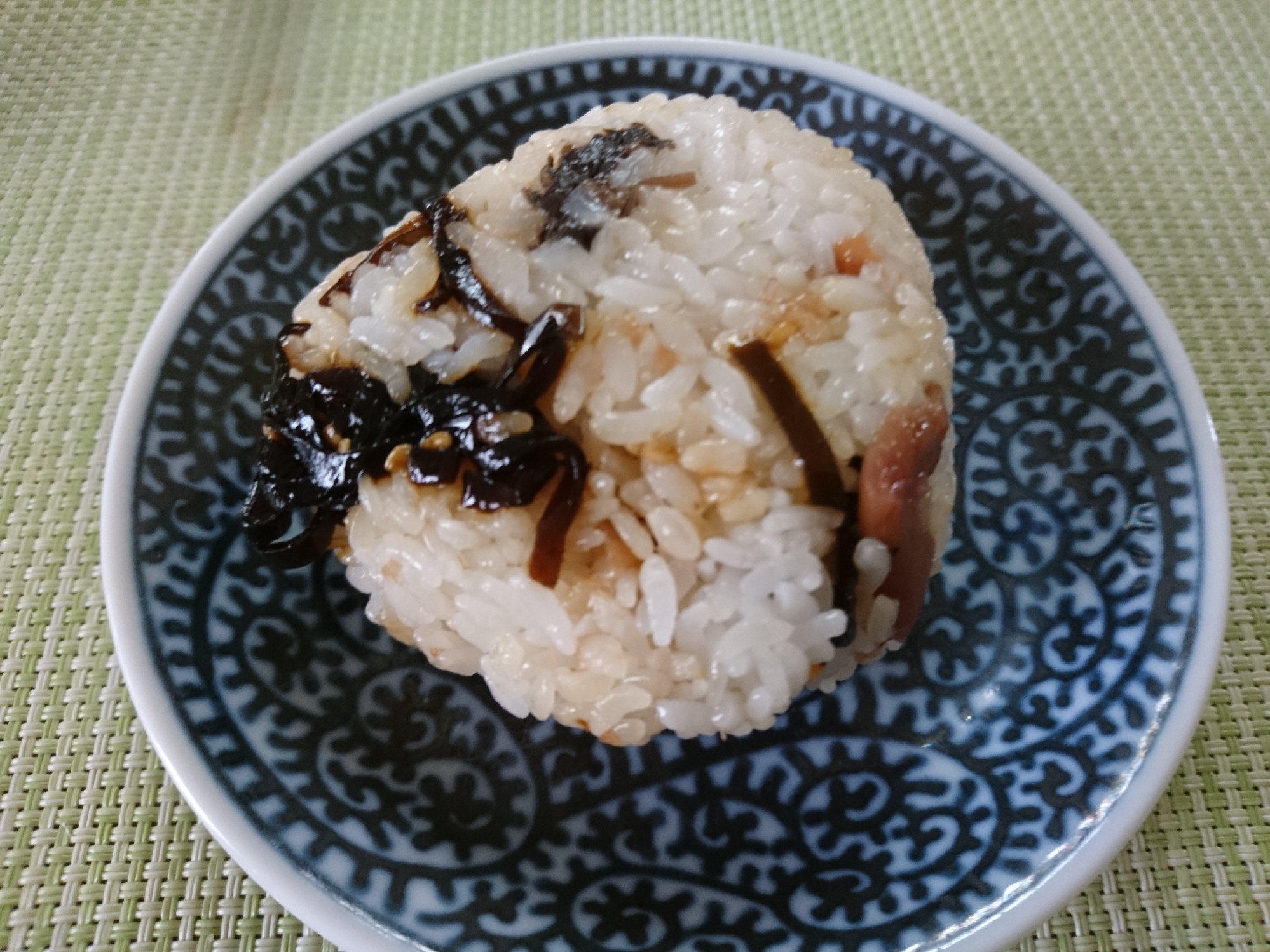 鰹節と梅干しと昆布の佃煮のおにぎり