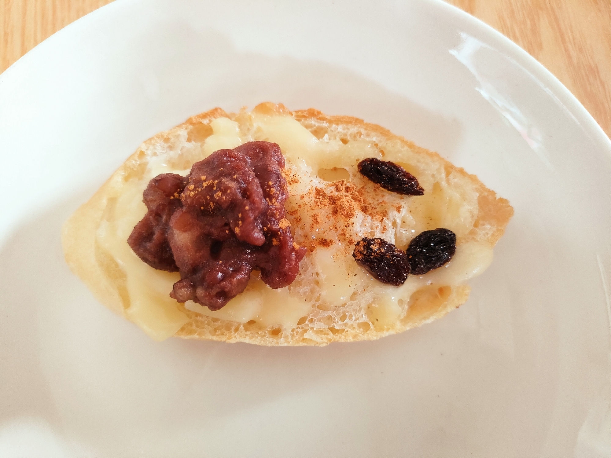 あんことレーズンのシナモンチーズトースト