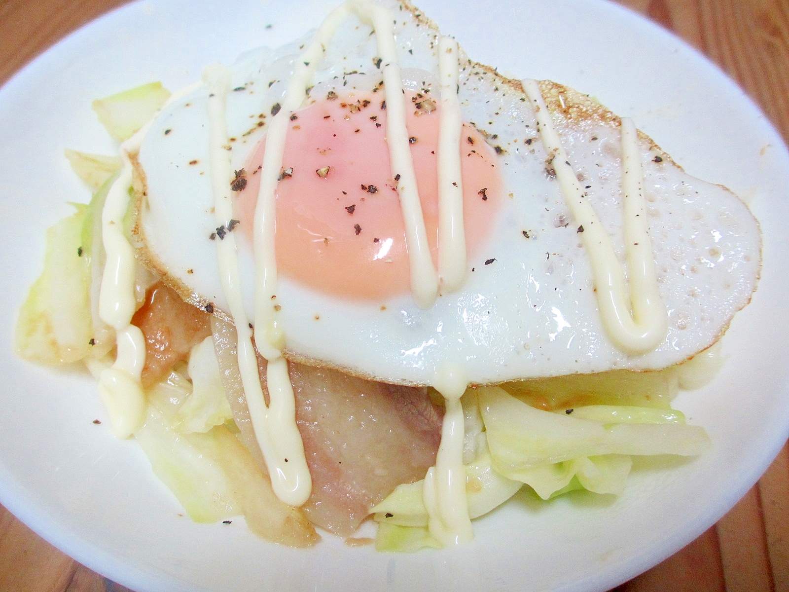 豚肉とキャベツのにんにく塩麹炒め目玉マヨ丼