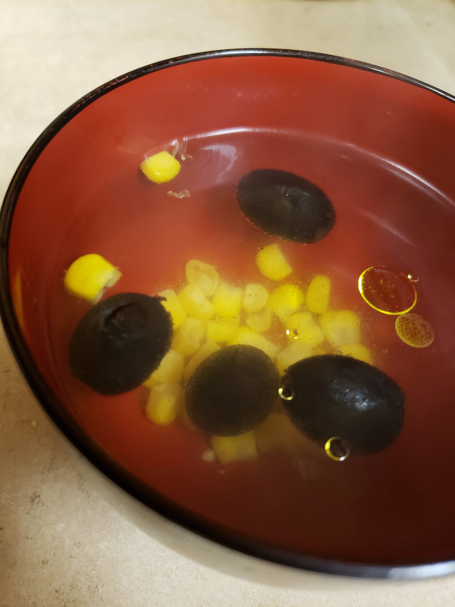 ブラックオリーブとコーンのコンソメスープ