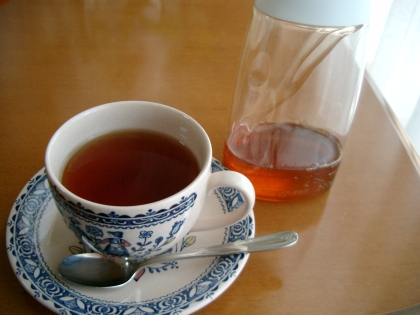 蜂蜜の優しい甘みとコクが、いつもの紅茶を変えてくれますね。
新鮮な気分でした♪ごちそうさまです。