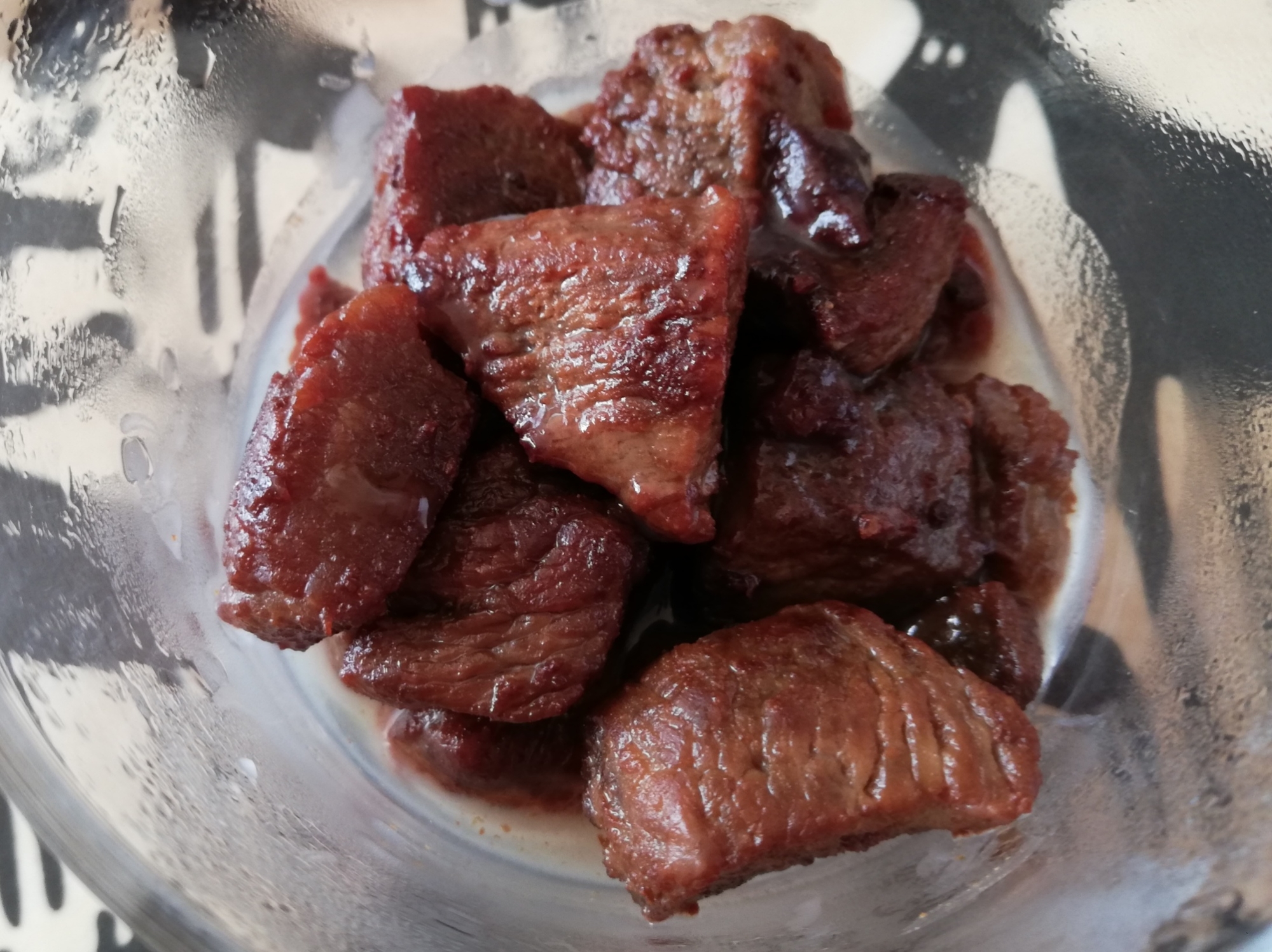 ガラス器に盛り付けた牛肉のカブルマ