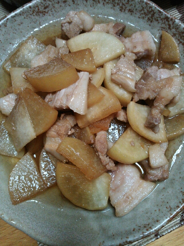 大根と豚バラ肉の煮物