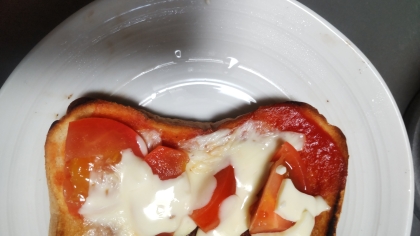 簡単トマトでピザトースト
