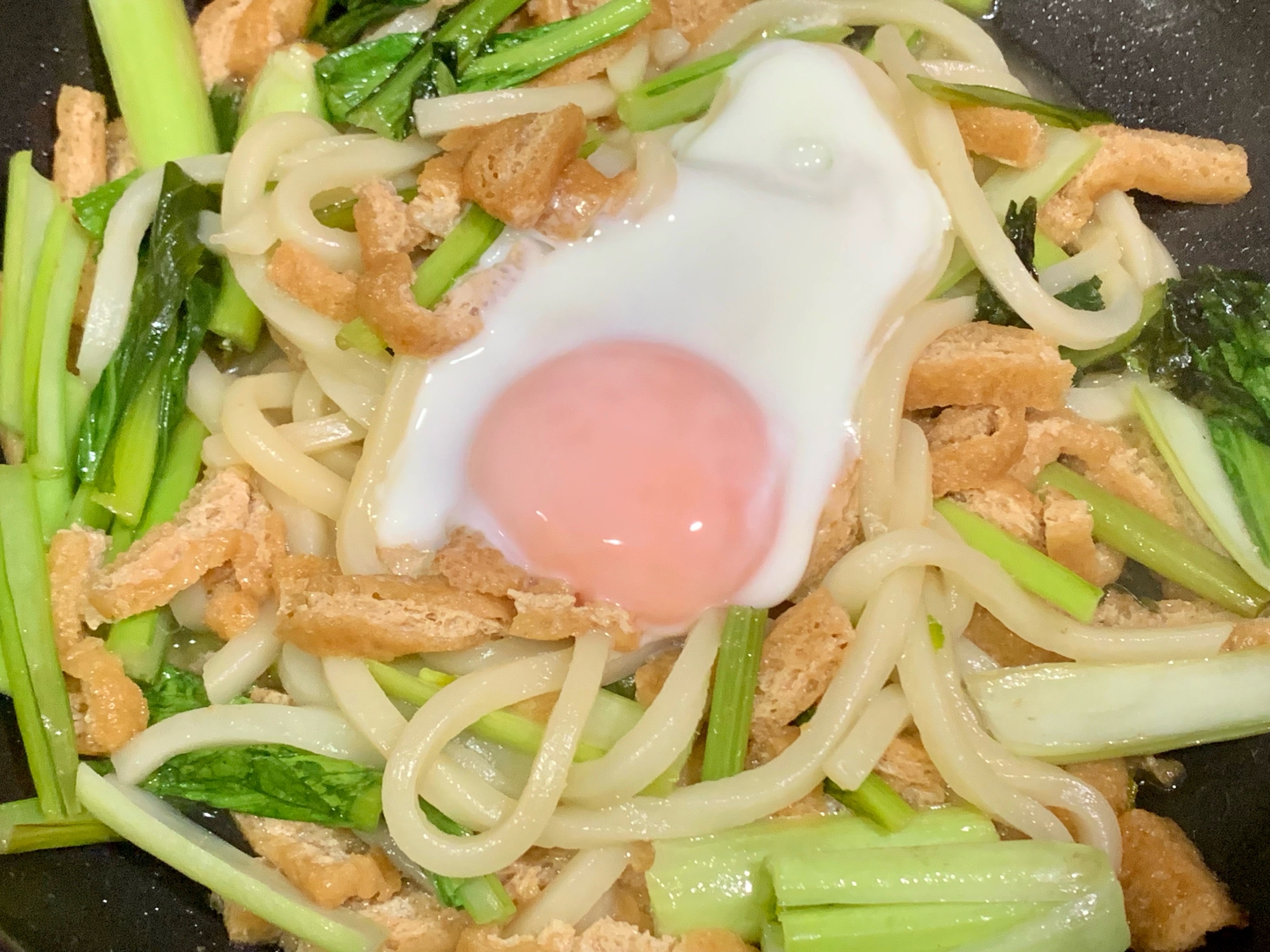 コレは揚げに染み込んだ出汁が決めての焼きうどん