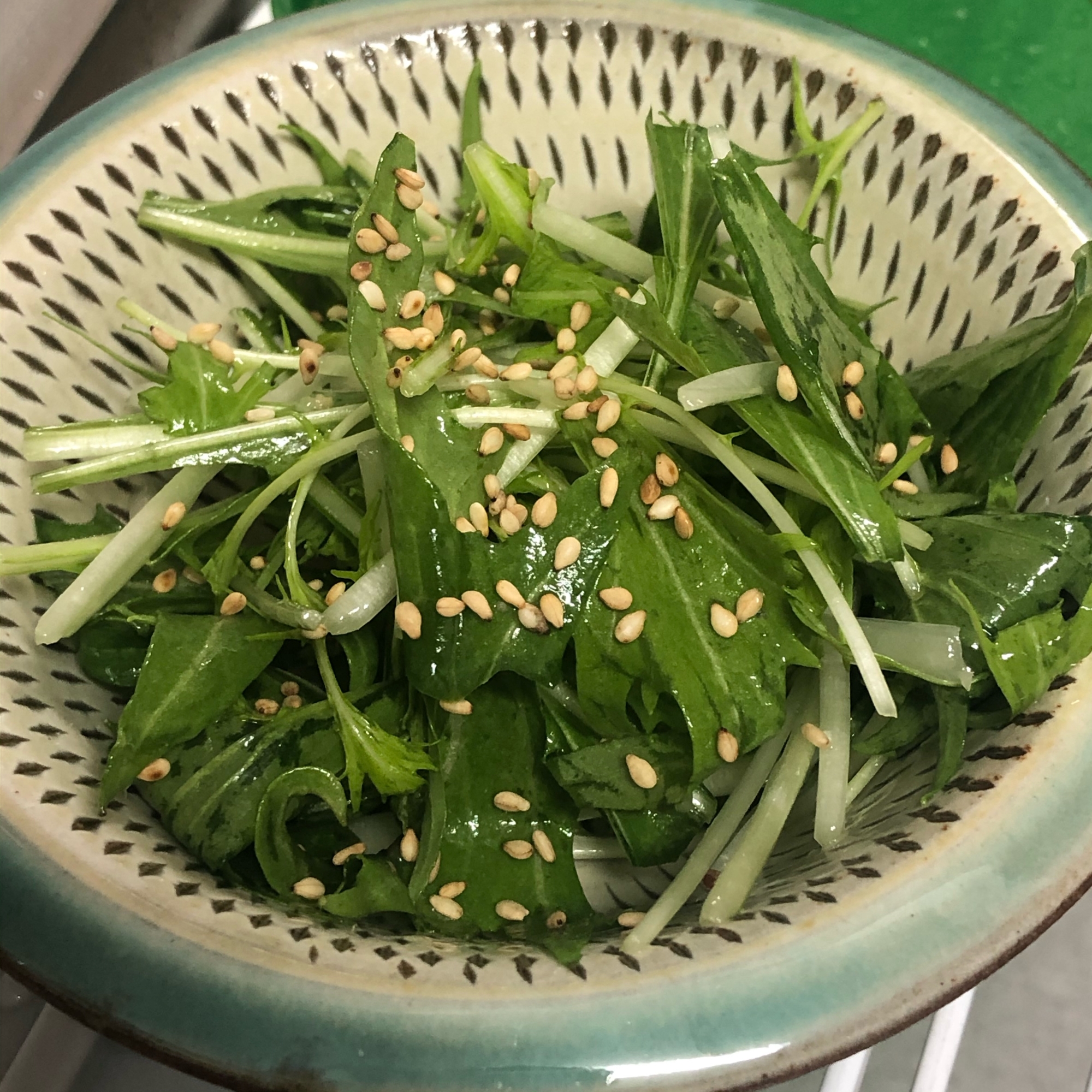 生で食べるから栄養満点♪超簡単な水菜のサラダ