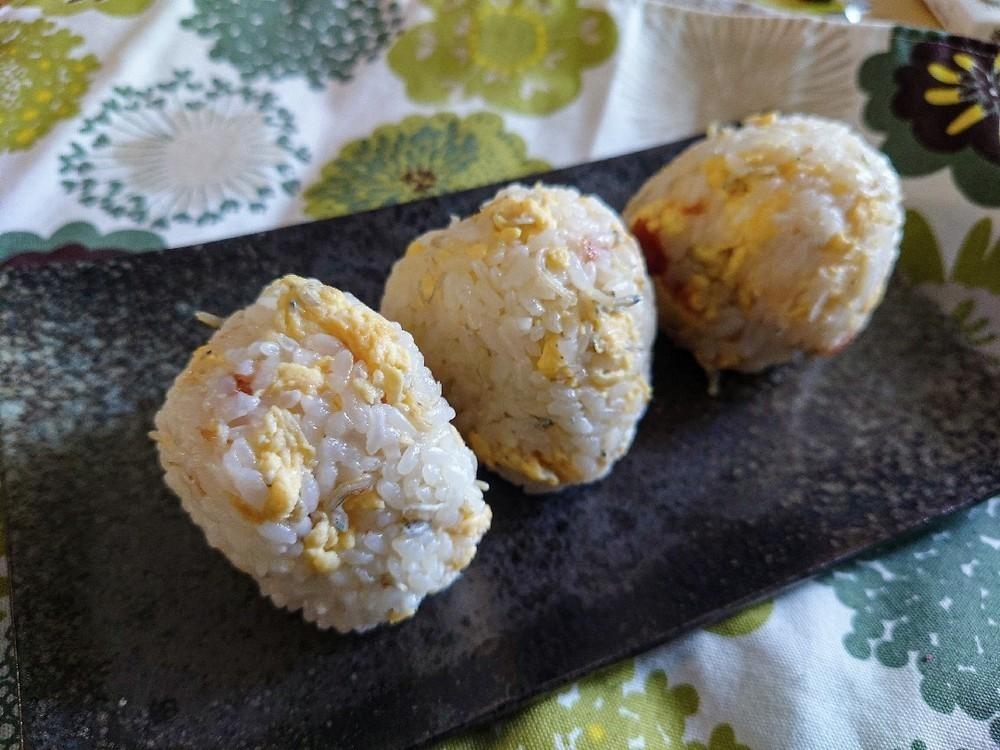 お弁当に!梅肉ちりめん卵おにぎり