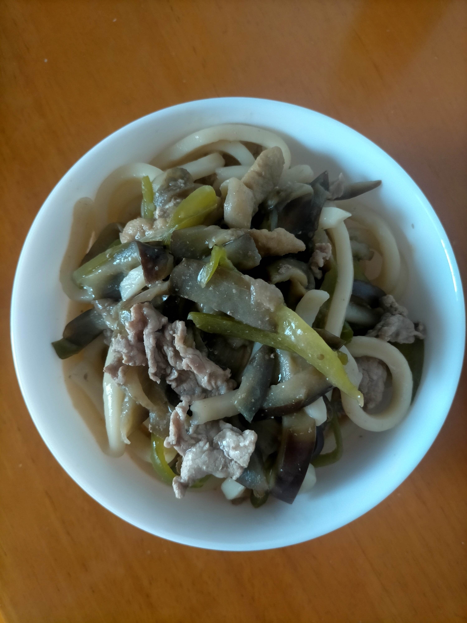 ビーマンと茄子と油揚げと豚ももの焼きうどん