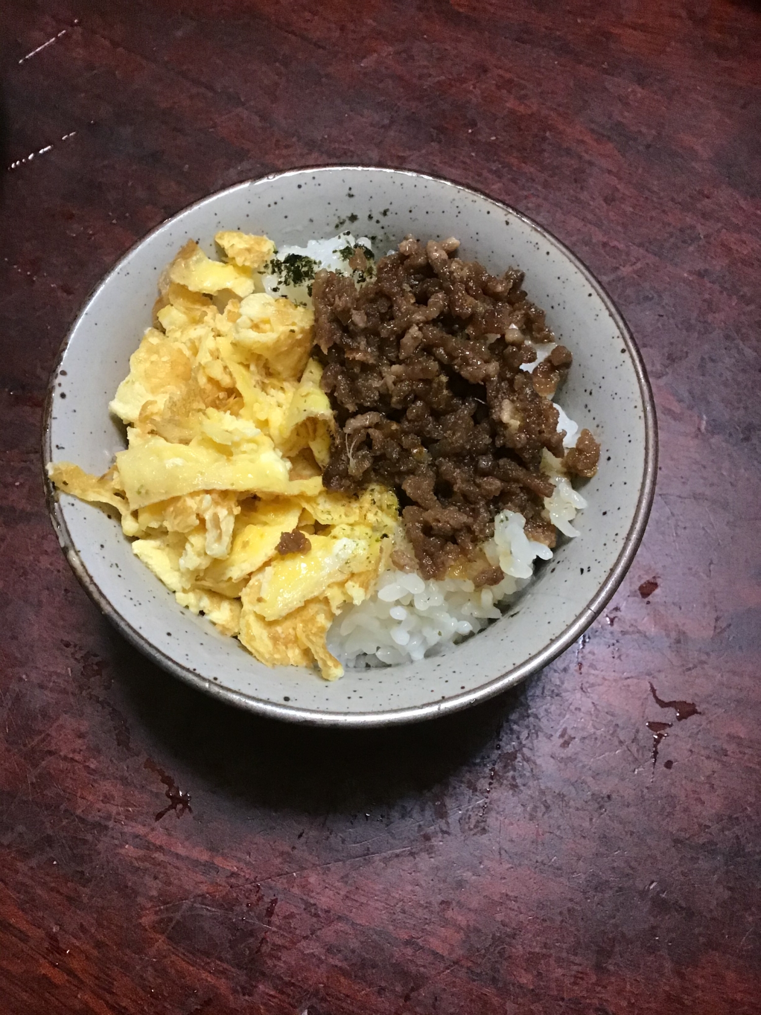 極太錦糸卵と豚そぼろの二色丼。