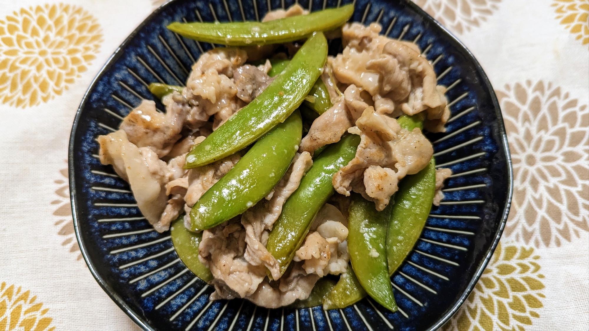 スナップエンドウと豚肉の塩麹レモン炒め