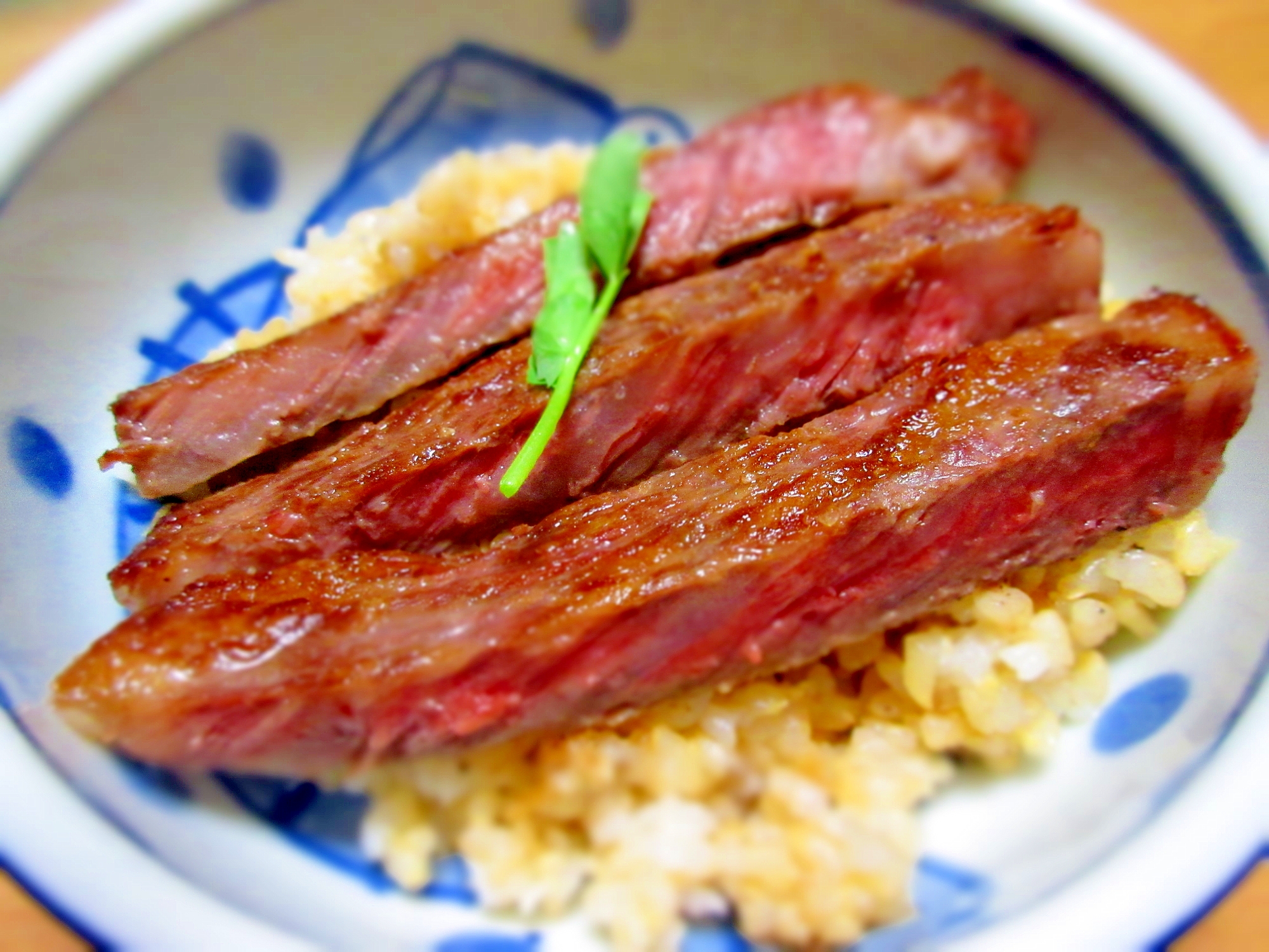 ガーリックライスのステーキ丼