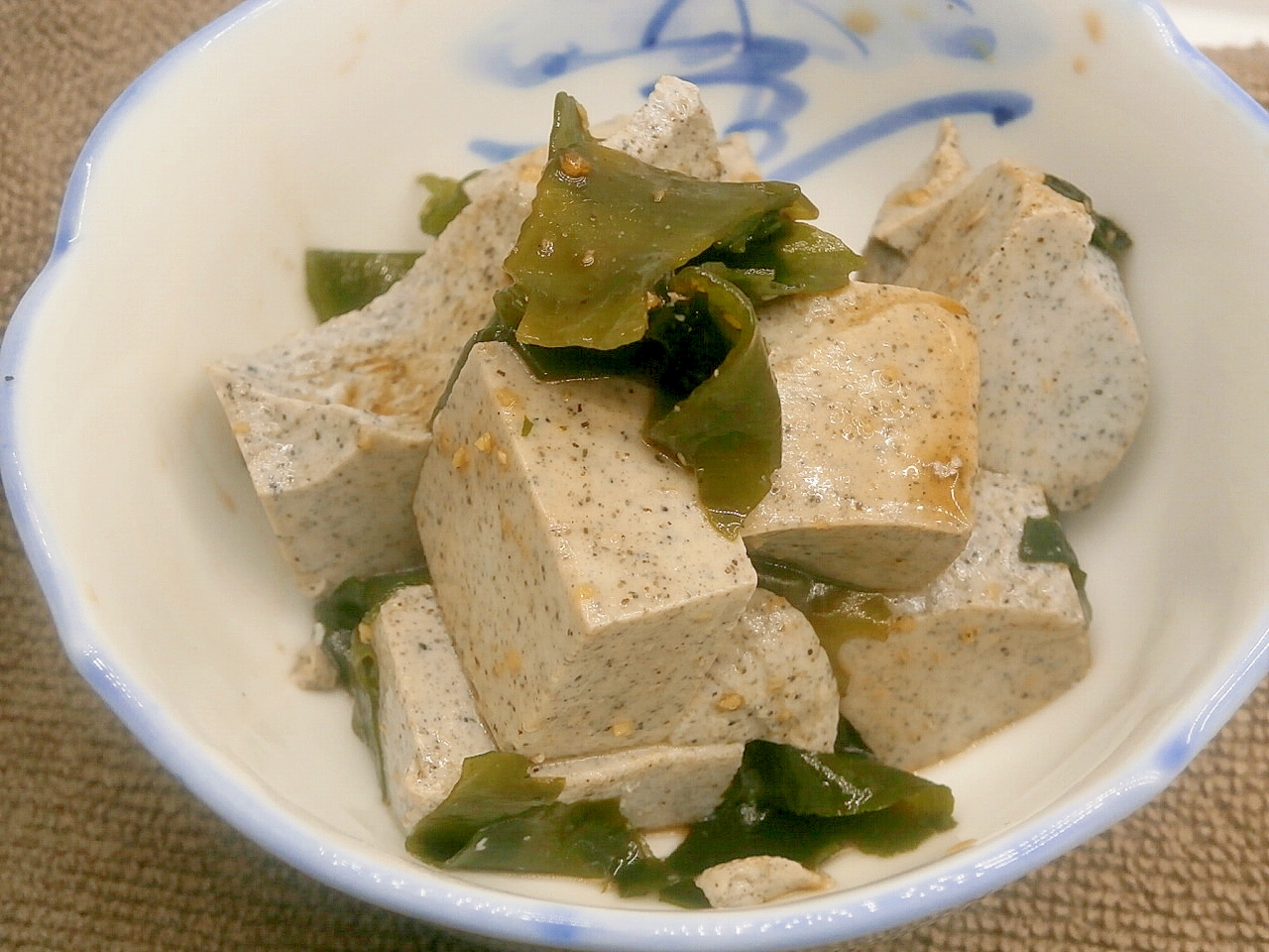 ごま豆腐とわかめのわさび醤油和え