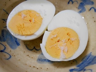 綺麗な固ゆで卵が出来ました。
塩を振って頂きました。ご馳走様です。(*^.^*)