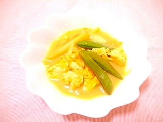 炒り卵とスナップえんどうの豆乳カレースープ