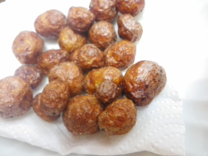 家庭菜園で作った秋じゃがが冬になり熟して甘くなったのを狙って～小芋を素揚げ！レンチンで時短とは良いアイデアいただきました○美味しかったです＾＾