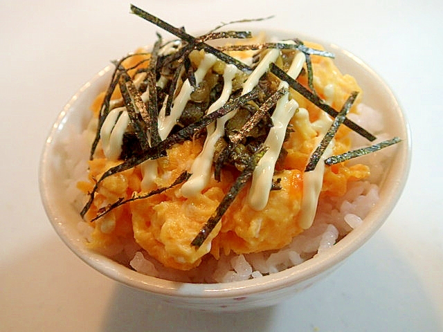 炒め卵と辛子高菜と刻み海苔のマヨかけご飯
