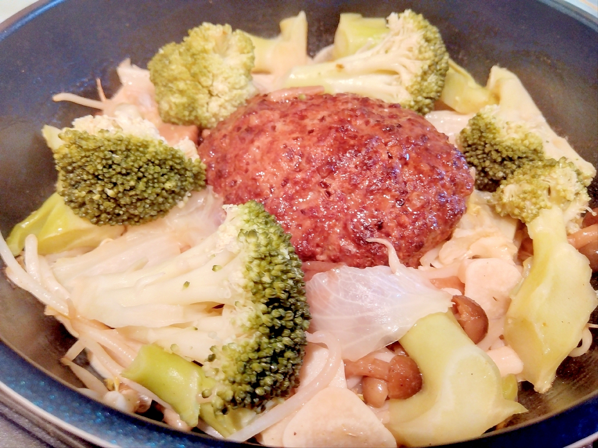 ブロッコリーもやしレタスしめじハンバーグ蒸し煮